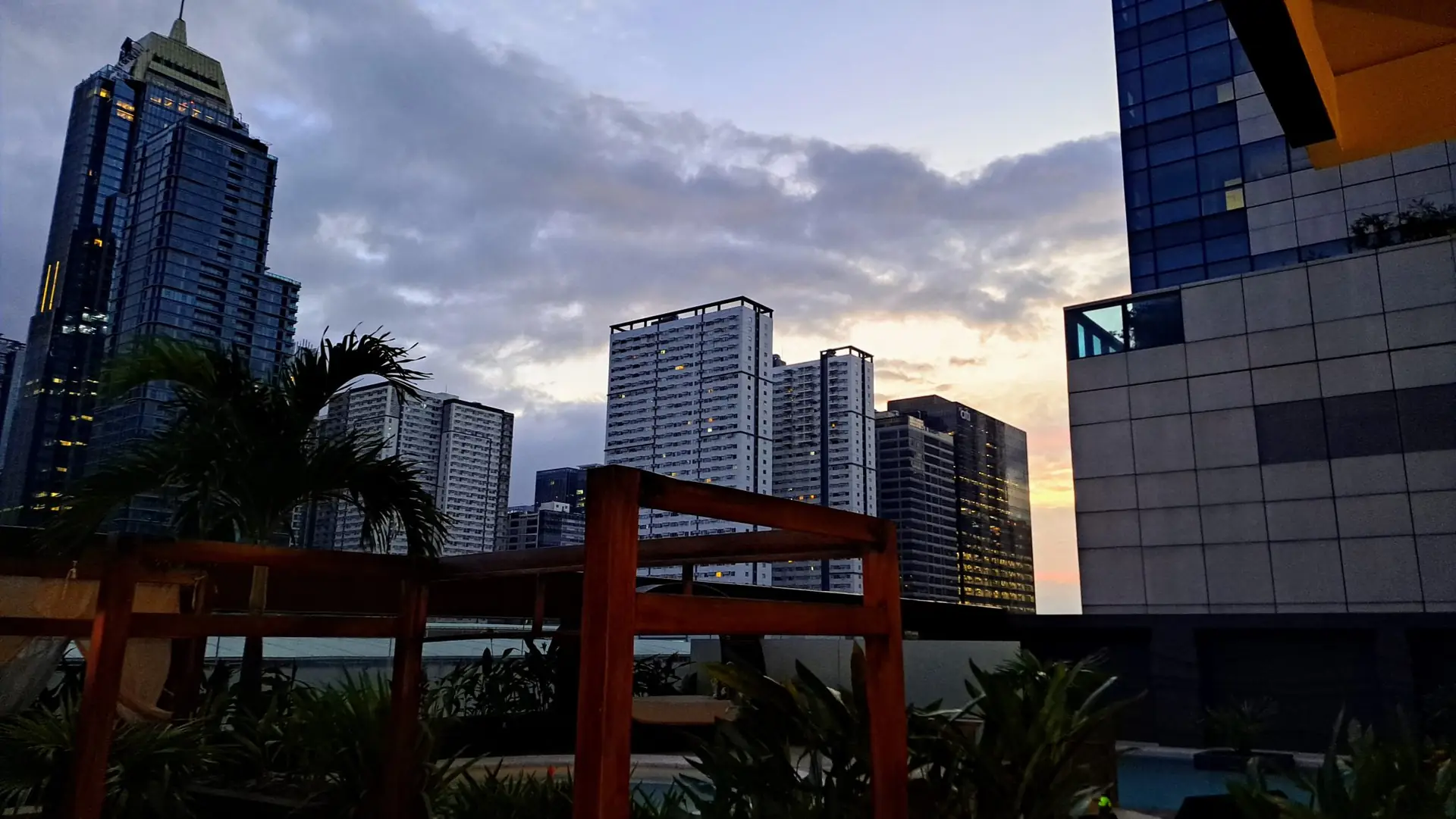 Menara apartemen saat senja